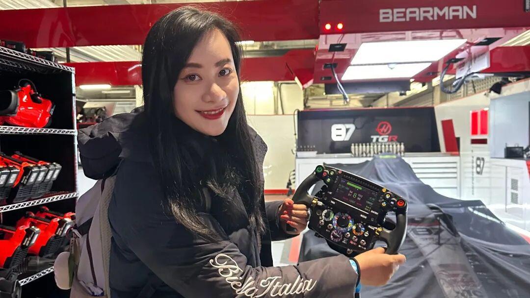 记者亲历上赛场夜游：手握赛车方向盘，站上F1领奖台